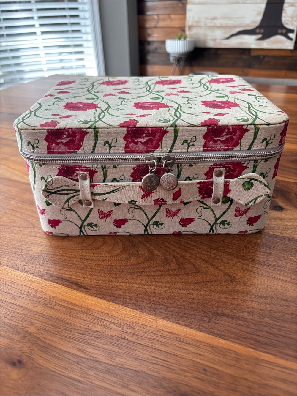 Vintage Style Floral Rose Cream Red Green Travel Cosmetic Makeup Zip Around Case